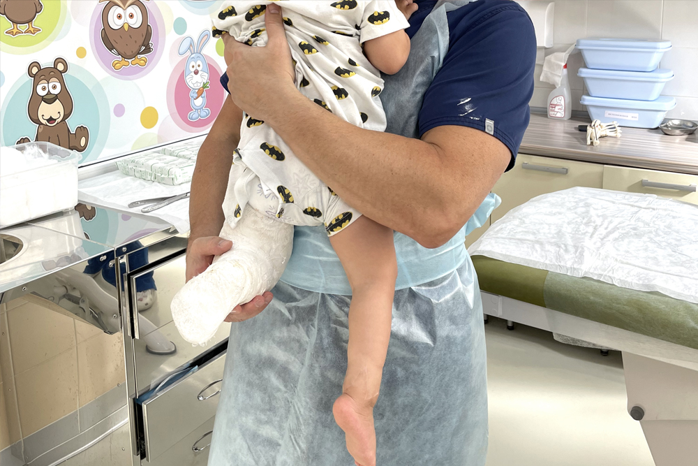 Можно ли ребенка в гипсе носить вертикально (гипс может сползти и передавить стопу)?