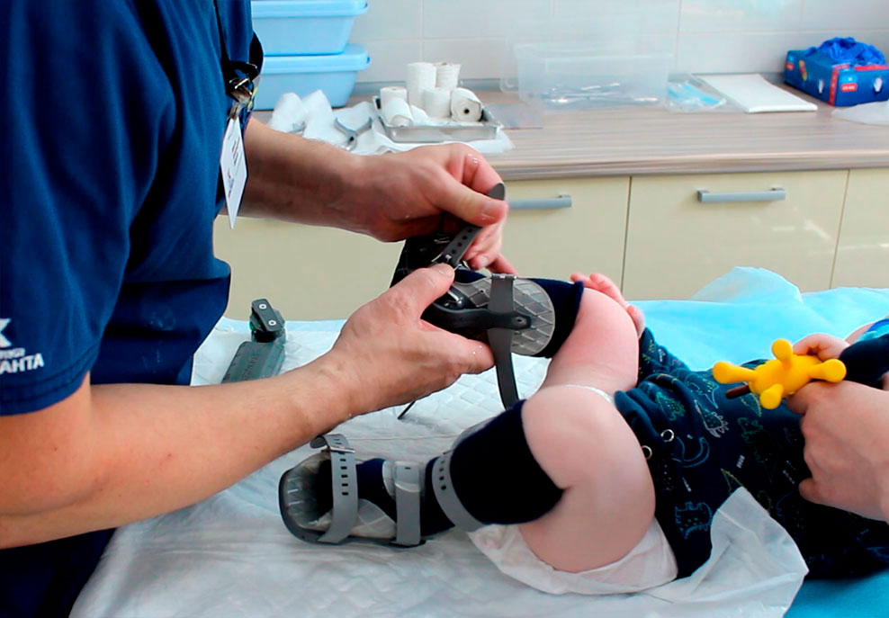 Процесс надевания брейсов на ребенка Процесс надевания брейсов на ребенка